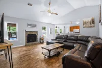 Race Day Retreat: Poolside Haven Near Nascar Track Hotel a Hampton