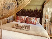 Waikiki Living, 4 blocks from surf, mountain views, king size bed and office!