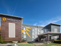 La Quinta Inn & Suites by Wyndham Atlanta Airport South Hotels in College Park