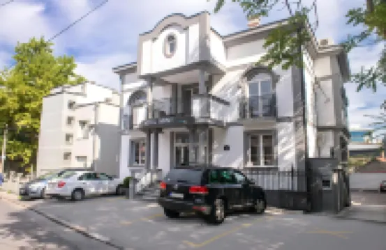 Garni Hotel Mint Hotels near House of Flowers