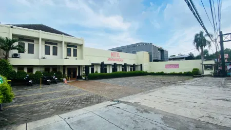 Hotel Amanah Benua Отели в г. Harjamukti