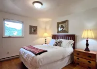 Updated w/ new hot tub: close-in w/ views on 2 acres Outdoor activities 고블린스 포레스트 주변 호텔