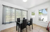 Cozy Home-Centrally located-pet friendly 10min from airport & 2min from FGCU