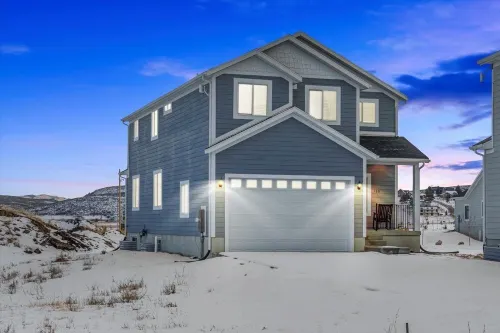 Spacious 6-bedroom home with Ideal Beach access in Garden City.