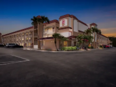 Red Roof Plus+ & Suites Naples Downtown-5th Ave S Hotels in Collier County