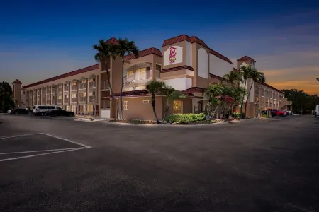 Red Roof Plus+ & Suites Naples Downtown-5th Ave S