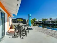 3BR Waterfront townhome Matlacha with hot tub, boat dock WiFi, bikes and kayaks Hotels in Matlacha