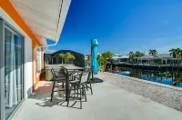 3BR Waterfront townhome Matlacha with hot tub, boat dock WiFi, bikes and kayaks