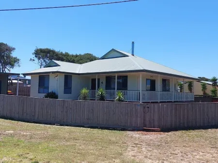 Retreat @ Golden Beach, just metres from the sea Отели в г. Голден Бич