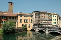 Spacious Accommodation Within Walking Distance of the Center and 25 Minutes by Train from Venice