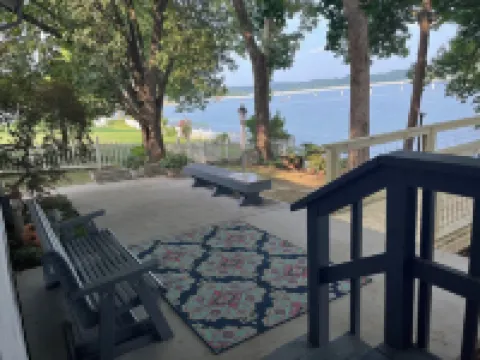Charming 3-bedroom house on Douglas Lake close to Dandridge & Pigeon Forge!