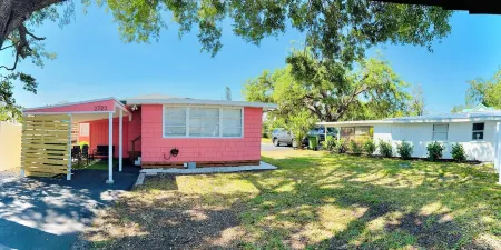 Freshly renovated 2-bedroom house in beautiful Bradenton with WiFi, AC Отели в г. Брейдентон