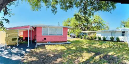 Freshly renovated 2-bedroom house in beautiful Bradenton with WiFi, AC Hotel a Bradenton