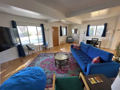 Blue Skye: Downtown Getaway