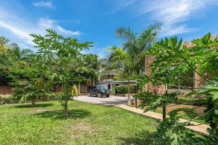 Babylon Gardens Diani Отели рядом с достопримечательностью «Chillspot Nirvana backpackers and bar and grill»