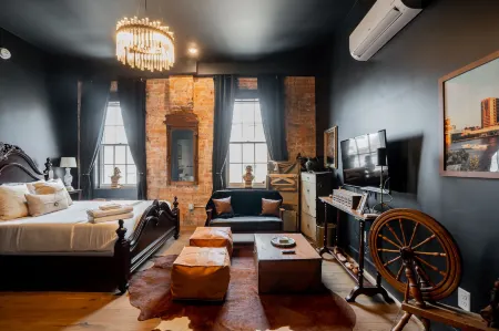 Pickle Factory Hotel - 2Br Next to Wenzel Distillery