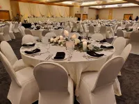 โรงแรมครอสโร้ดส์ที่ศูนย์การจัดงานฮิวรอน - พร้อมอาหารเช้า