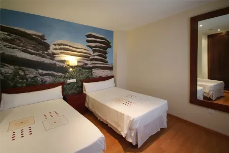 Apartamentos Ardales Отели рядом с достопримечательностью «Парк Ардалес»