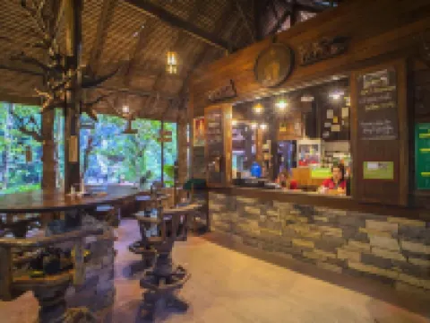 อาร์ต ริเวอร์วิว ลอดจ์ โรงแรมในอำเภอ พนม