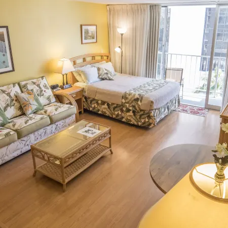 Tropical Studios at Marine Surf Waikiki Free Parking Swimming Pool Waikiki Beach 3Min