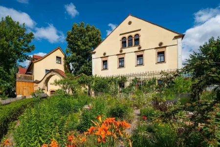 Landhotel Gut Wildberg Отели в г. Вильсдруф