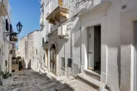 GuestHost - Mirror House Central Apartment