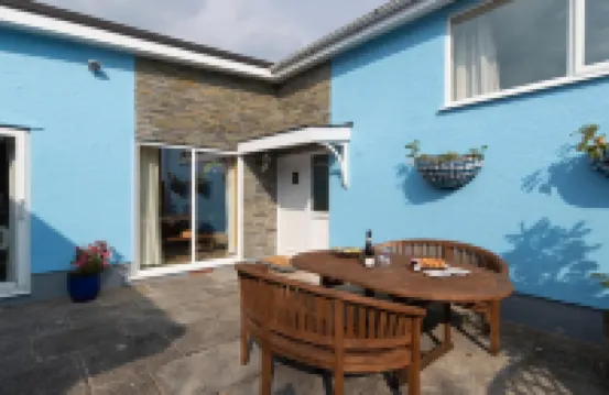 Sunningdale - Beach Side Cottage, Sea Views, Parking