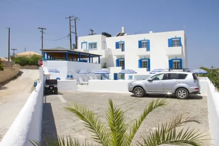 Blue Dolphin Studios and Apartment Отели в г. Vathi