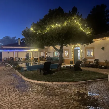 Farmhouse Sleeps 8 with Pool & Horses