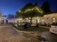 Farmhouse Sleeps 8 with Pool & Horses