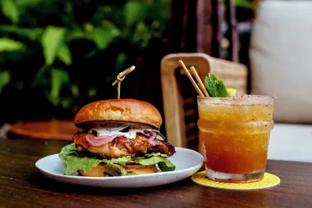 White Sands Hotel Отели рядом с достопримечательностью «Кугайо Бич Парк»