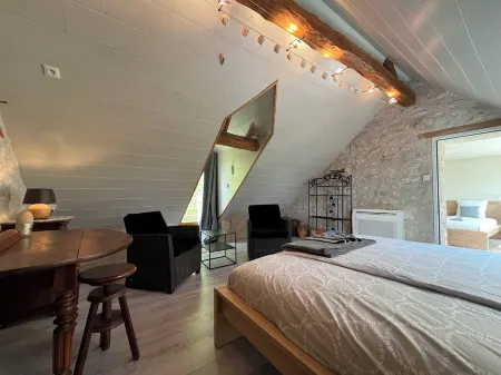 Gîte Familial - l'Arche Отели в г. Канде-Сюр-Бёврон