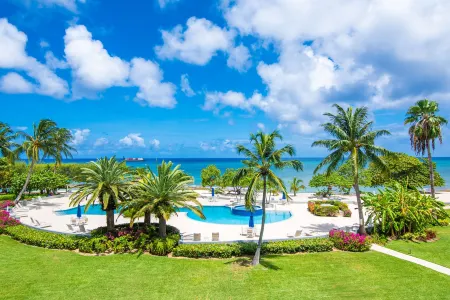 The Grandview Condos on Seven Mile Beach Отели рядом с достопримечательностью «Камана Бэй»