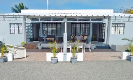 Villa Bella is 5 Mins from the Beach with Amazing Garden Overlooking the Pool Отели в г. Катр Коко