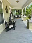 Casa Verde - cozy bungalow perfect location. Walk to Beach & Island View Casino!