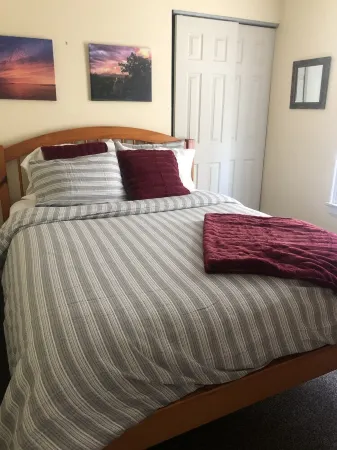 Cozy- 2-Bedroom clean and Quiet- Maple St. Walk anywhere