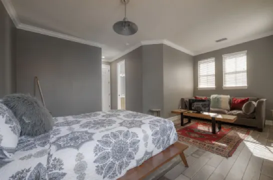 Centrally Located Soho Retreat Walkable to UT & Dining サウス・タンパ周辺のホテル