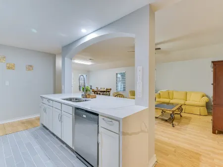 Entire home in Del Valle with backyard. Pet-friendly! Отели рядом с Аэропорт Бергстром