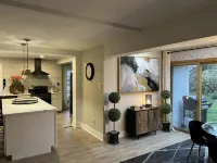 Enchanting Garden home,  Cozy yet spacious. Hotels in Springfield Township