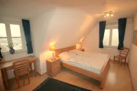 Thatched roof, 2 floors, 82m², private terrace, WiFi, 6 people, 2 bedrooms, large bathroom, فنادق في Stolpe auf Usedom