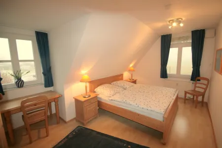 Thatched roof, 2 floors, 82m², private terrace, WiFi, 6 people, 2 bedrooms, large bathroom, Отели в г. Штольпе-на-Узедоме