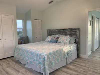 Direct Gulf Access Home w/ Floating Dock and Pool Weeki Wachee Spring附近的飯店