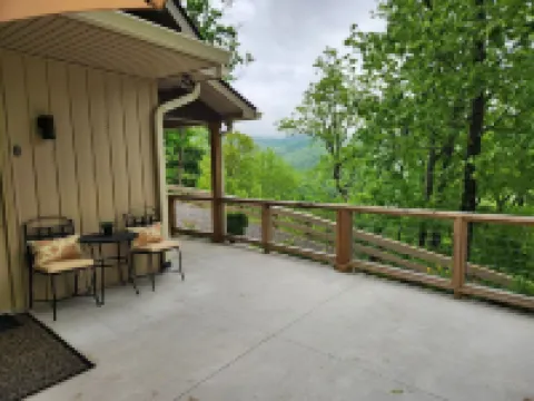 Vista Views of the Smoky Mountains and Close to Bryson City!