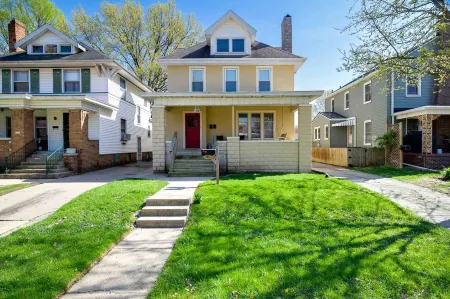 Charming Duplex Near Bradley University - Gorgeous Upper Retreat