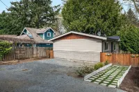Spacious Deck and Private Backyard Oasis - Charming Retreat Hotels in Bainbridge