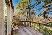 Mountain condominium w/natural light - close to ski lodge and covered balcony Hotels in Sugar Mountain