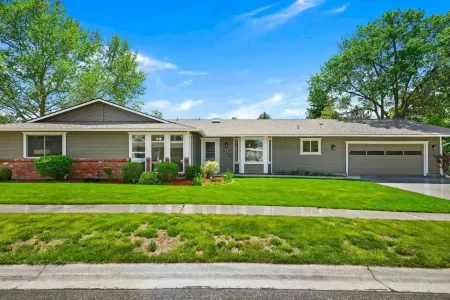 Spacious Golf Course Haven with Modern Comforts - Charming Escape