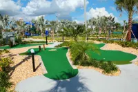 Spacious Condo with Private Balcony and Pool Access - Charming Chic Retreat Hoteles en Condado de Osceola