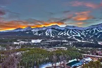 Incredible Ski Resort Views and Spacious Balcony - Stylish Getaway 브레켄리지 호텔