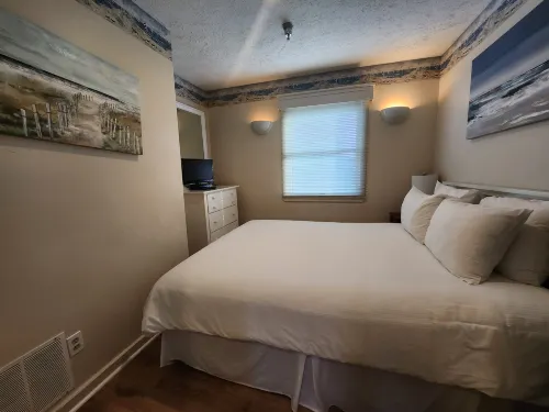 Overlooking Heated Pool with Cozy Living Space - Bright Oasis Hotel di Acme Township